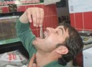 Canlı canlı alabalık yiyiyor