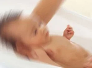 Çocuğunu apartman boşluğuna bıraktı