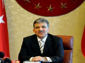 Cumhurbaşkanı Gül'ün kulağında ne var?