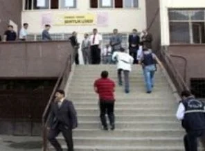 Diyarbakır'da okula bombalı saldırı