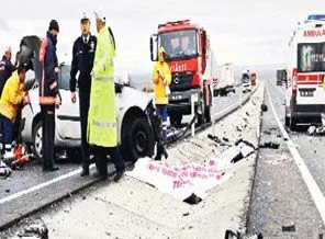 Düğün konvoyuna tır çarptı: 5 ölü