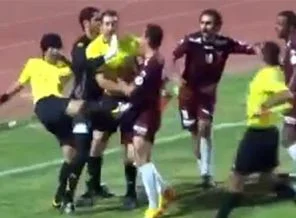 Futbolcuyu önce dövdü sonra...