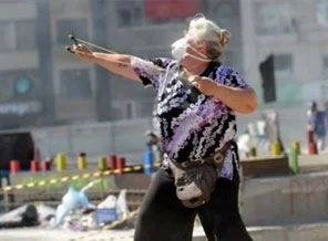 Gezi'de polise taş atan o teyze gözaltında
