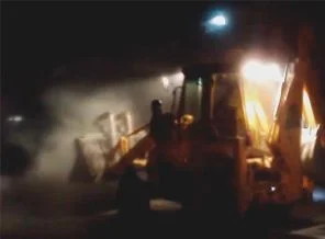 Göstericiler dozerle polis aracını kovaladı