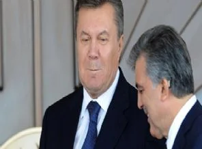 Gül'ün kulağındaki işitme cihazı