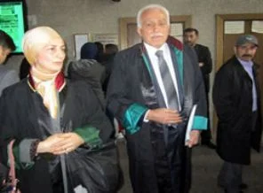 Hakimden başörtülü avukatı atma savunması: Bakın pakete!