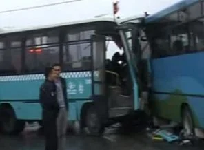 Halk otobüsleri kafa kafaya çarpıştı: 1 ölü
