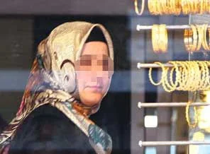 Kadın kuyumcu soyguncuyu şaşkına çevirdi
