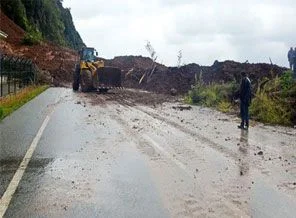 Karadeniz Sahil Yolu'nda heyelan