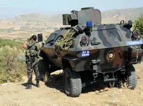 Lice'de karayoluna tuzaklanan bomba imha edildi