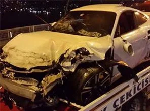 Lüks araç Boğaziçi Köprüsü'nü birbirine kattı