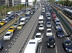 Maddi hasarlı kaza trafiği felç etti