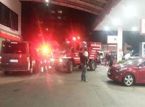 Motorundan duman çıkan otomobili benzinliğe soktu