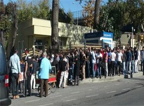 Müjdeli haberi duyan kuyruğa girdi