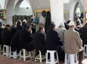 Namazlarınızı sandalyede değil oturarak kılın