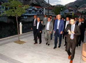 Numan Kurtulmuş'un koruma aracı kaza yaptı!