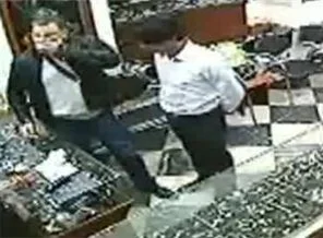 Pırlantayı bakın nasıl çalmaya çalıştı