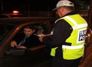 Polis sürücüleri araçtan indirip duş aldıracak