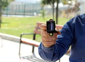 Polisin yeni silahı elinde: 10 saniye sersemletecek!
