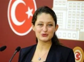 Şafak Pavey'den başörtüsü yorumu
