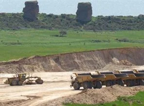 Santral inşaatında 'iş makineleri paslanmasın' diye çalışıyor!