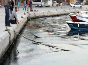 Sintine tankı patladı deniz simsiyah oldu!