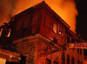 Tarihi köşk alev alev yandı