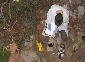 Tarlada el ve gaz bombaları bulundu