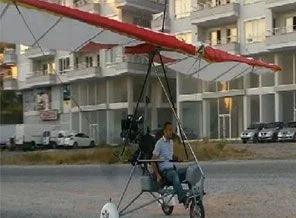 Trafiğe açık alanda uçmak isteyince çakıldı!