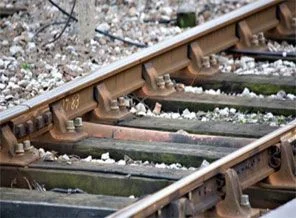 Tren yolundan 'ray' çaldılar
