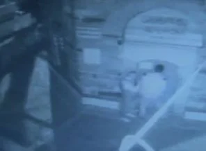 Türbenin kapısını tekmeyle kırıp, yardım kutusunu çaldılar