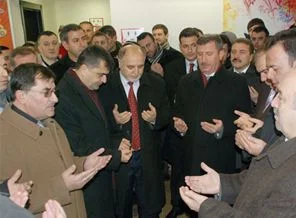 Vali, dualarla hamburgerci açtı!
