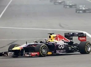 Vettel tarih yazdı!
