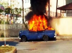 Yarım asırlık otomobil kül oldu