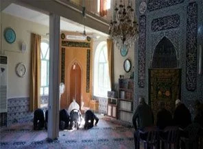 Yeni imam farketti! 42 yıllık cami yıkılacak!