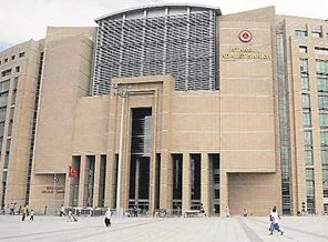 Adliye önünde 'duran insan' eylemi