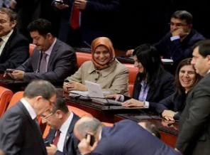 AK Parti'li Çelik Genel Kurul'a başörtüsüyle katıldı