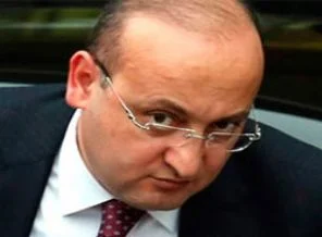 Akdoğan'dan Sarıgül'e: İnsanları öpmekle olmuyor!