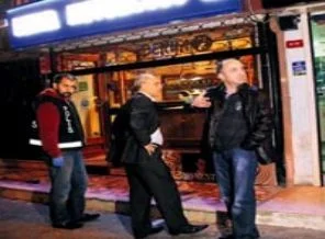 Altınlar vitrinden çalındı