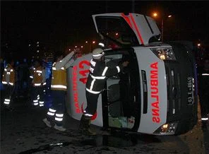 Ambulans ile otomobil çarpıştı: 7 yaralı