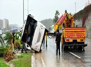 Artvin'de minibüs istinat duvarına çarptı: 8 yaralı
