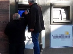 ATM'ye sandalye çektiler!