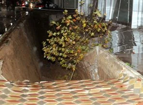 AVM'nin otoparkı çöktü