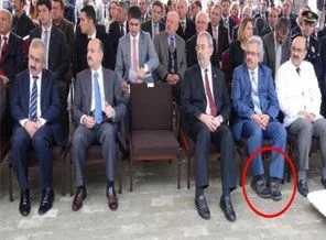 Bakan'ın katıldığı açılışa sandaletle geldi
