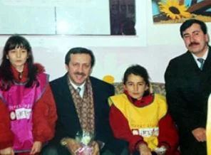 Başbakan Erdoğan'a fotoğraflı dershane protestosu