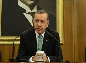 Başbakan Erdoğan canlı yayında muhabirin 'kızlı erkekli ev' sorusuna fırça çekti!