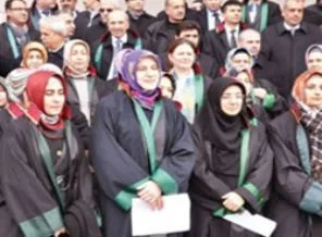 Başörtülü fotoğraf baro levhasında