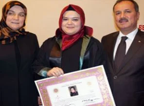 Başörtüsü ile yemin edip avukat oldu