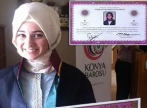 Başörtüsüne son noktayı o koydu