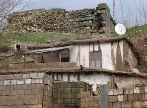 Bayburt'ta kerpiç ev çöktü